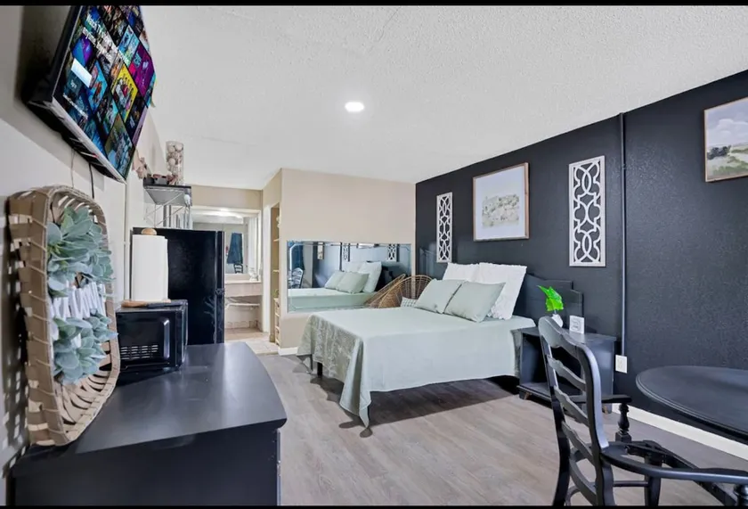 Queen Bed w/ Smart TV Mins to Ft Campbell + APSU - Image 1