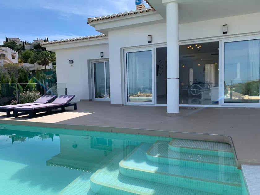 Modern villa with sea view - Image 1
