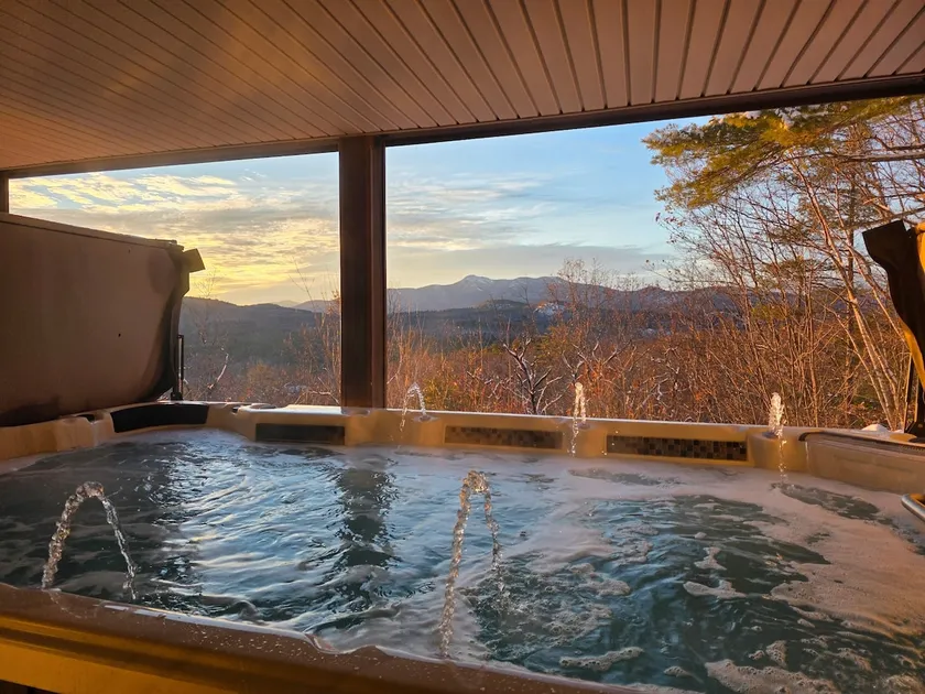 OakRidge Retreat - Hot Tub & Mountain Views - Image 1