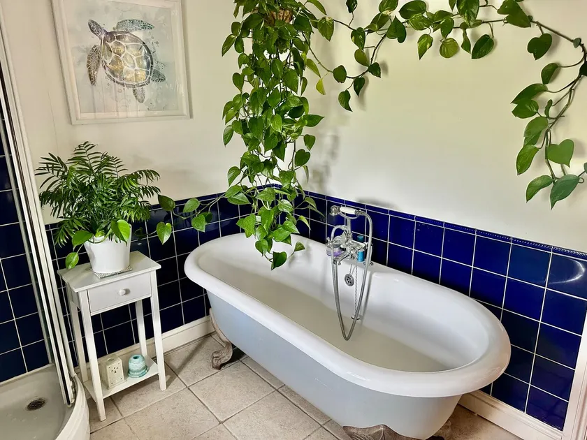 Romantic Cottage Retreat - Image 1