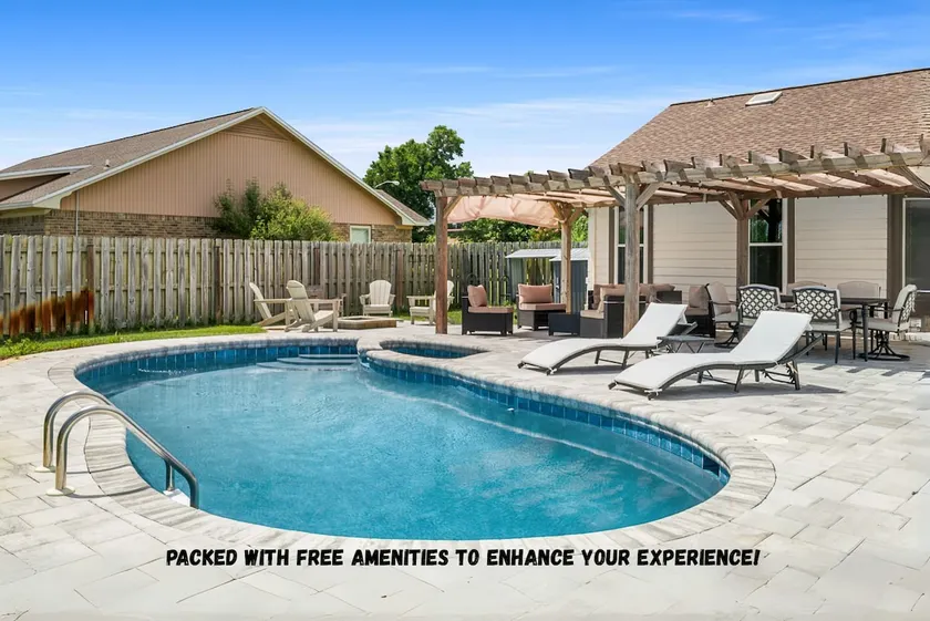 Salt Water POOL, GAME room, KING BED &PET friendly - Image 1
