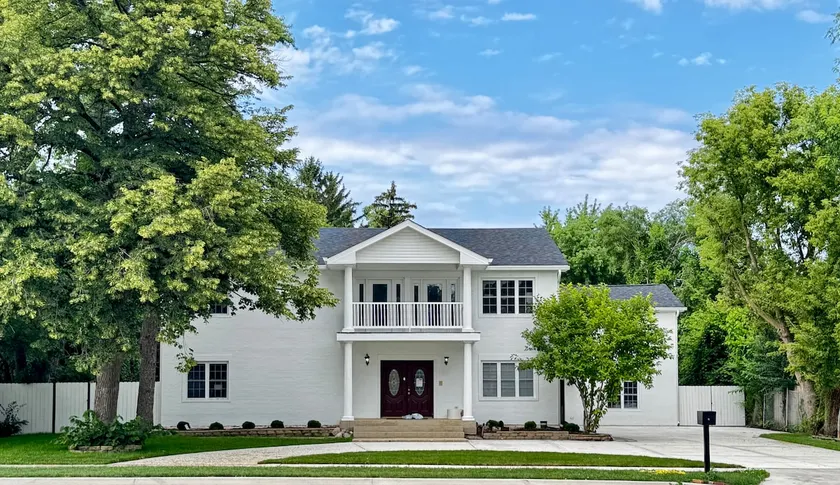 Sleeps 24+ Luxury house Near Chicago 12 king beds - Image 1