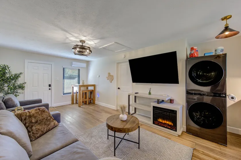 Cozy 1BR Getaway by NRG/Med Ctr - Image 1