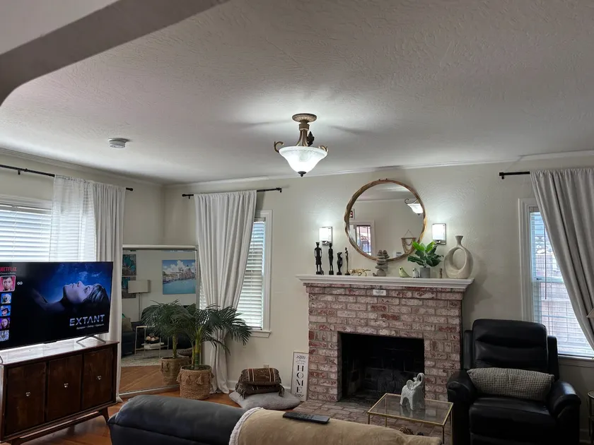Beautiful, Spacious Centrally Located Home - Image 1