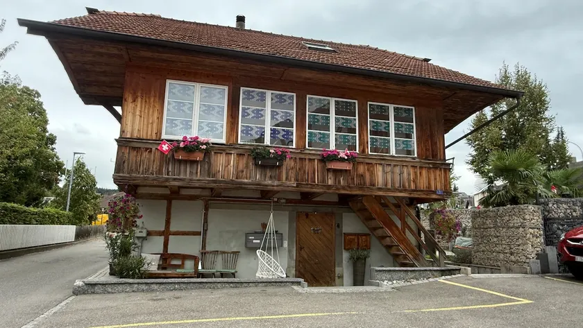 Old chalet apartment in Münsingen - Image 1