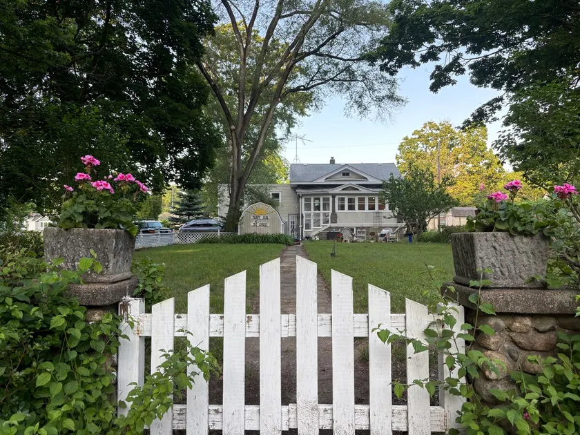 Cozy & Cute Summer Cottage - Image 1