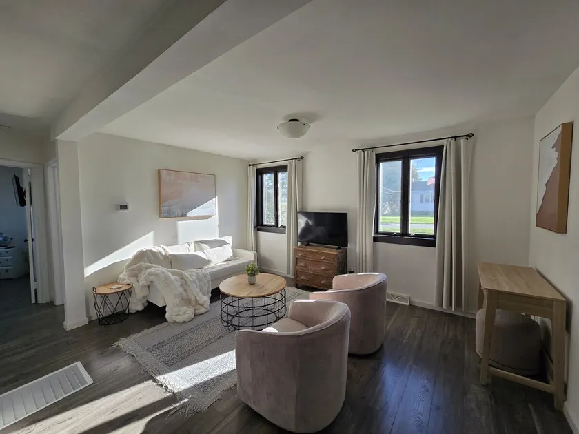 Wild Rose Bungalow: Contemporary Comfort 2BR Home - Image 1