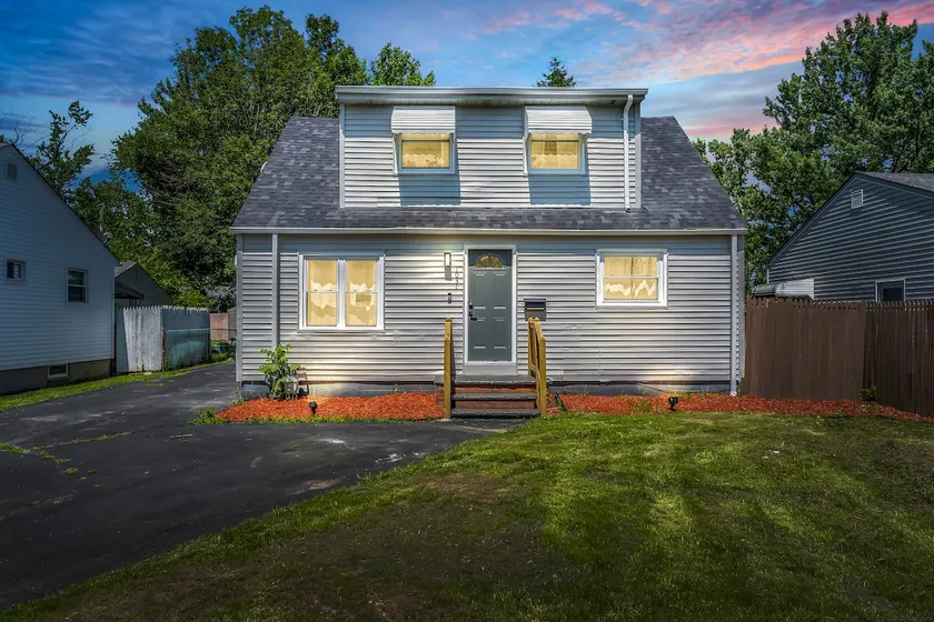 Modern & Stylish | Cozy 3BR Home w/ hot tub - Image 1