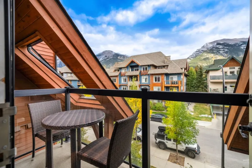 Fireplace Suite, Hot Tub, Pool & Free Park Pass - Image 1