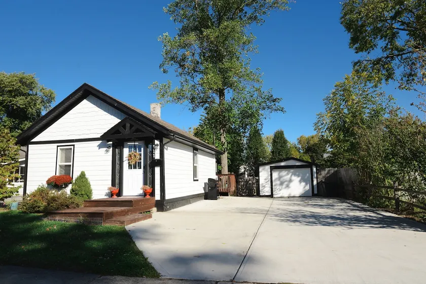 Renovated & Perfect for Dogs Fully Fenced Backyard - Image 1