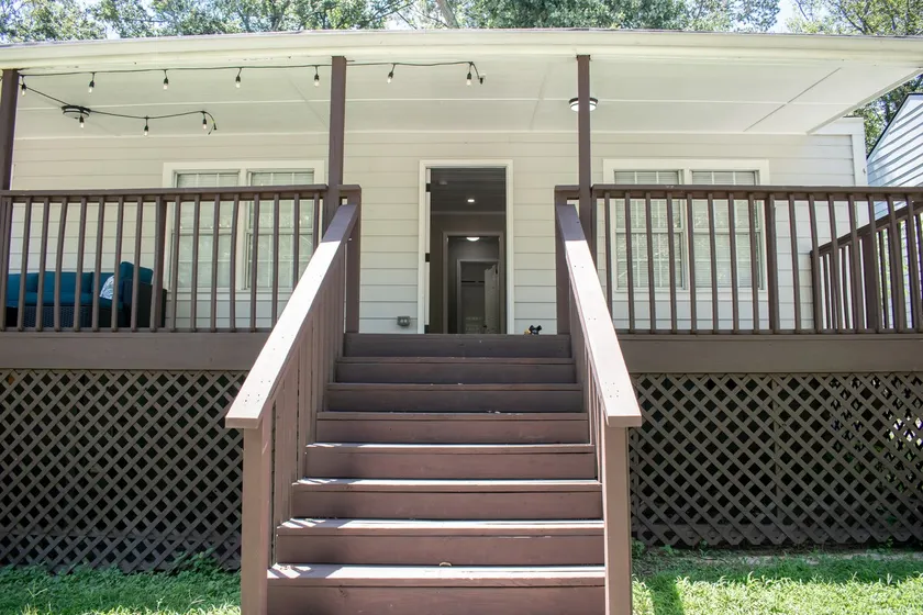 Cozy Retreat Near Airport & Downtown - Image 1