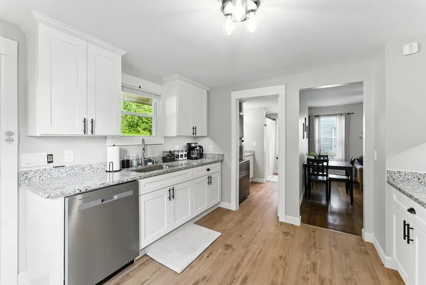 Modern 1BR Near Wesleyan & Main Street - Image 1