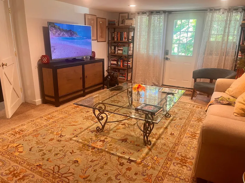 Private King Suite: Quiet, Woodsy, Near Airport - Image 1