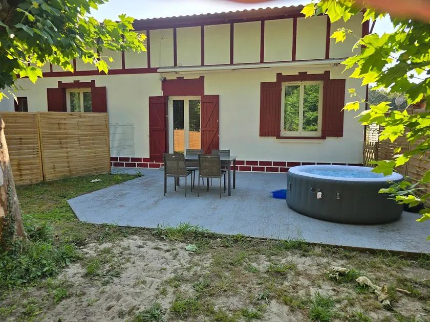Private 1-bedroom accommodation Air conditioning Hot tub Breakfast - Image 1