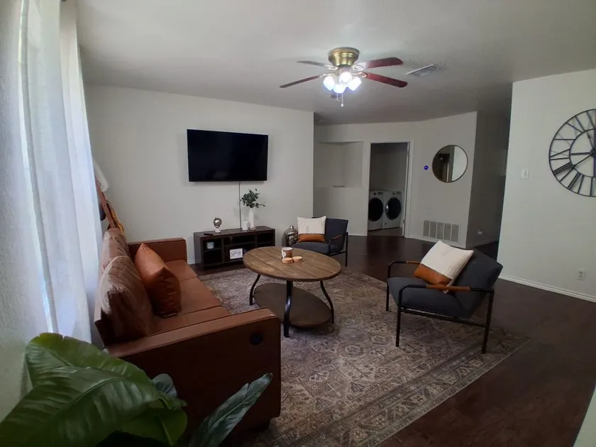 Great Location+ Backyard+Comfort+Spacious+Retreat - Image 1