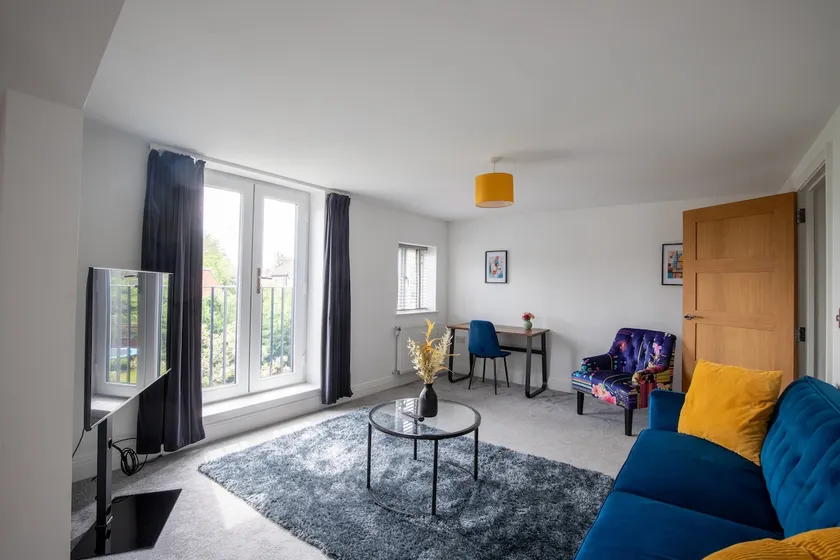 Modern 2 Bedroom First Floor Apartment, Free Parking, Woking - Image 1