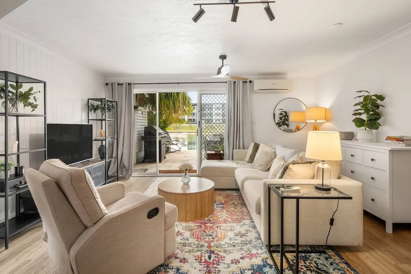 Elanora Oasis - Lakefront Serenity and Resort Living - Image 1