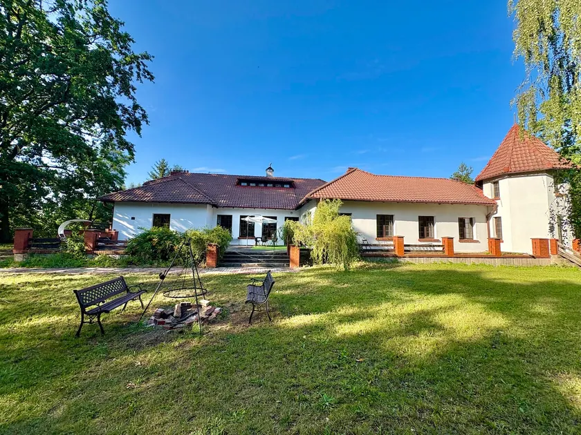 Spacious villa with a large garden for 24 people - Image 1