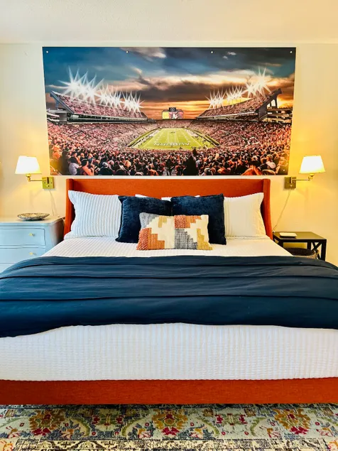 Evie's Endzone- Pet Friendly, Prime Location - Image 1