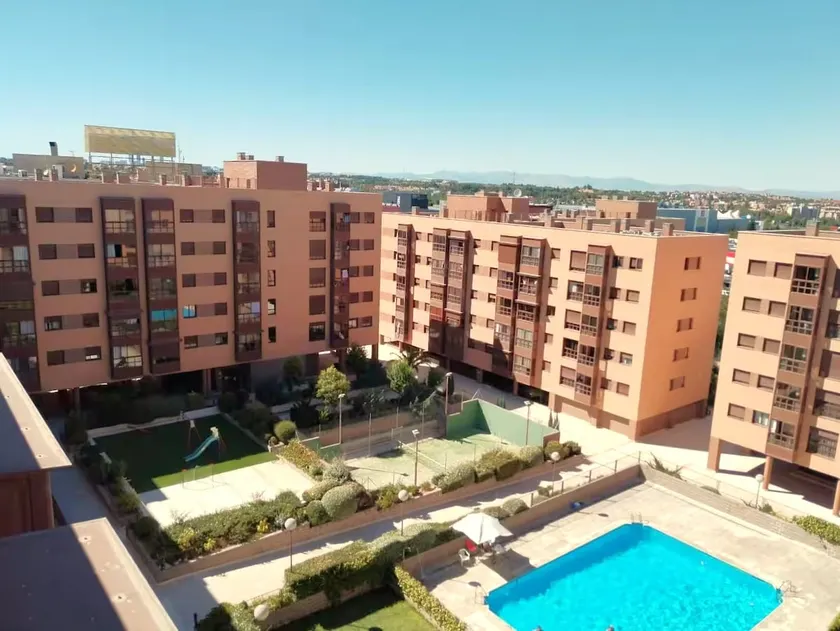 Airport & IFEMA Apt · Pool, Gym & Parking WiFi AC - Image 1