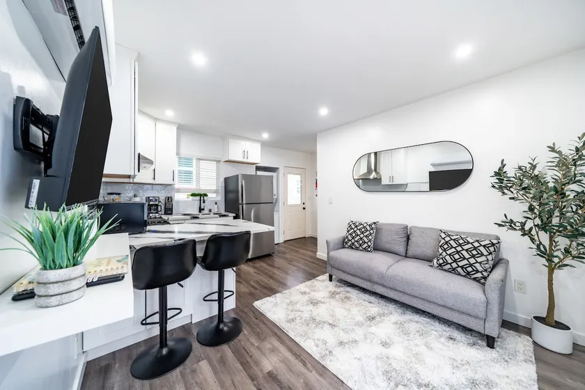 Prime location near downtown and Coronado island - Image 1