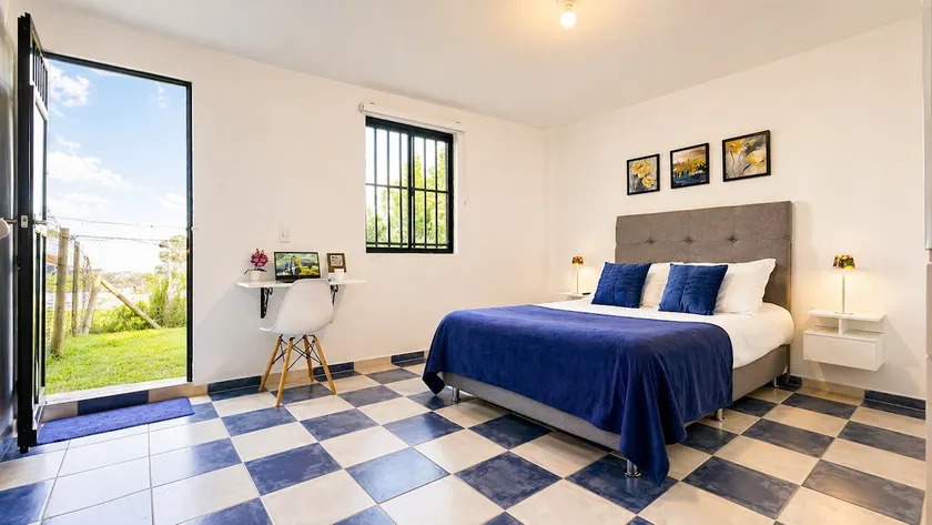Private patio | Parking | Across from the San Nicolás shopping mall - Image 1