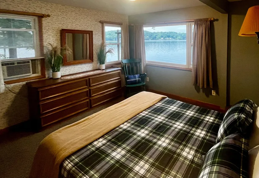 Suite 3 waterfront on Glen Lake - Image 1