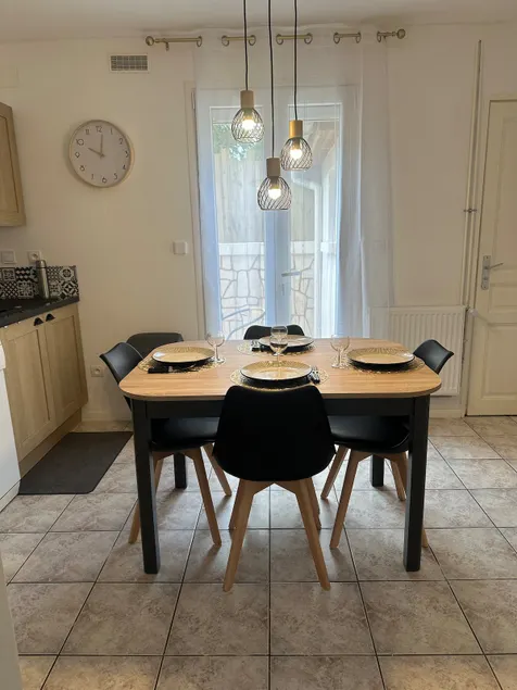 Accommodation for 4 people, courtyard and parking - Image 1