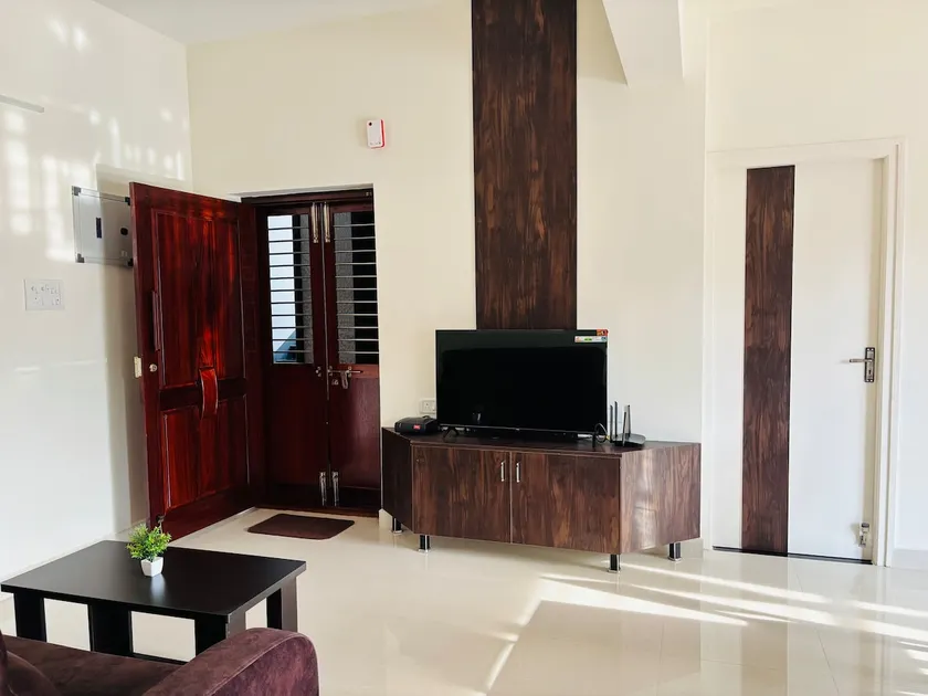 Upscale 2 Bedroom Flat near City Center - Image 1