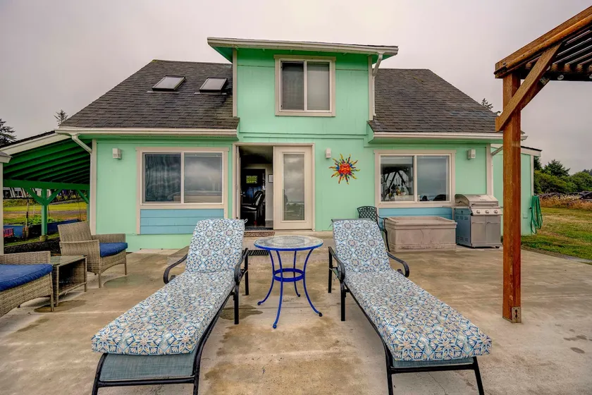 Willapa Bay Waterfront Cottage | Sleeps 8 - Image 1