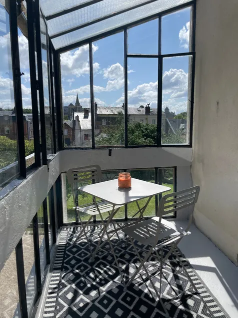 Welcome to the small air-conditioned ground floor viewpoint - Image 1