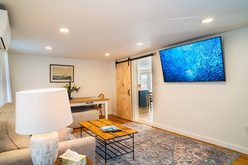 Renovated Bangor farm house with large backyard - Image 1