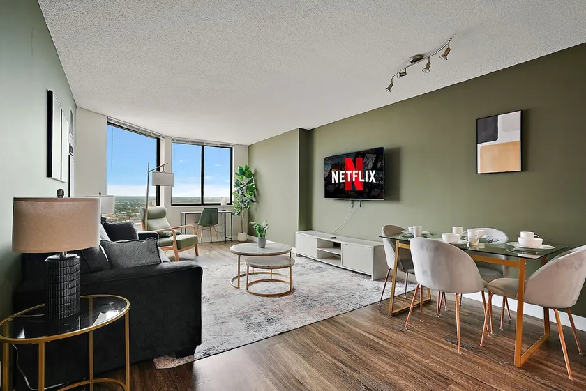 Modern 25th Floor High-Rise - Free Parking & Pool! - Image 1