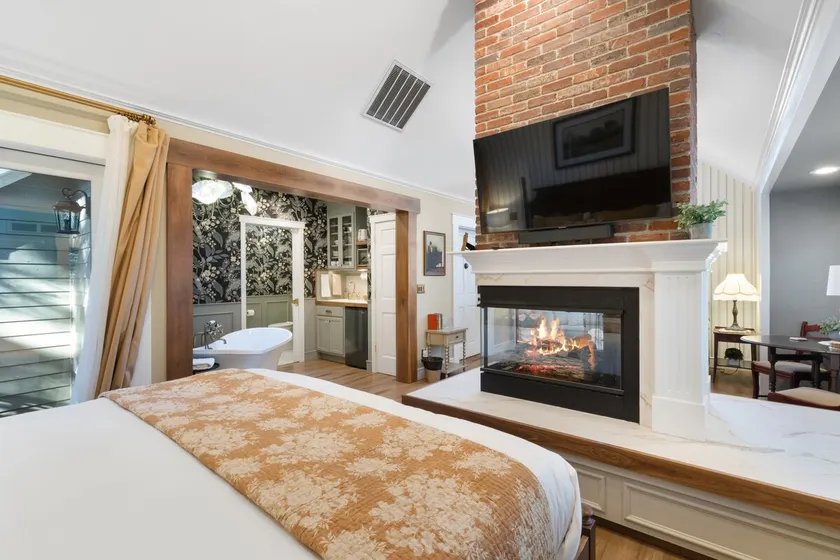 Charming 1BR Cottage – Walk to Britt Gardens - Image 1