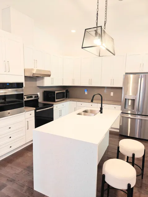 1807 East Walnut Hills Luxury - Image 1