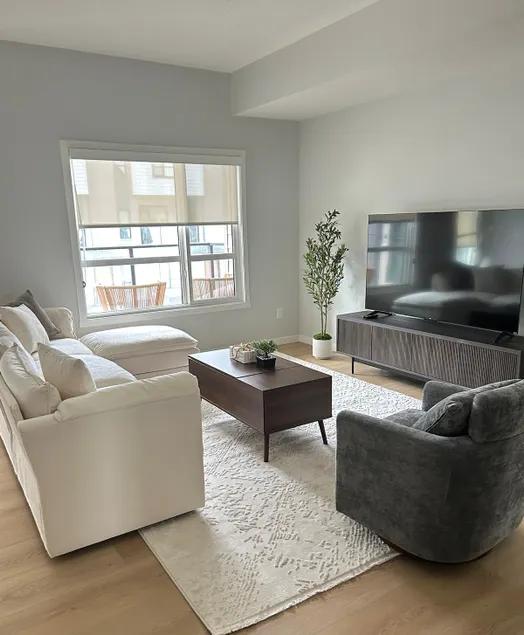 Home in South Calgary– Sleeps 6 + Private Garage! - Image 1
