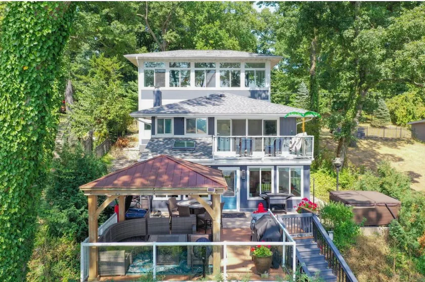 Lakefront Luxury Retreat on Donnell Lake - Image 1