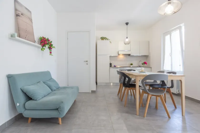 3BR Apt 50m Beach, Ensuite Baths + Parking - Image 1