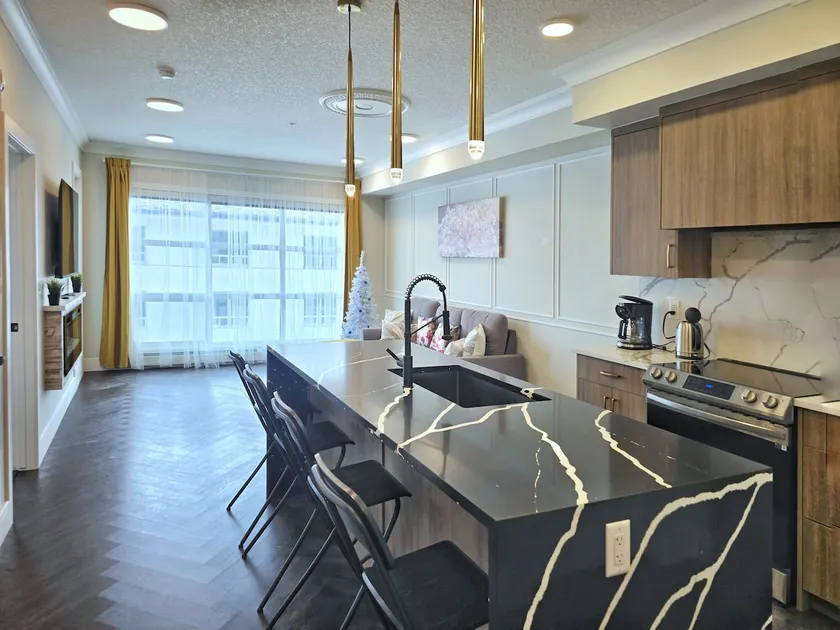 Stylish Bright 1BR+Den Condo DT Balcony, F/Parking - Image 1