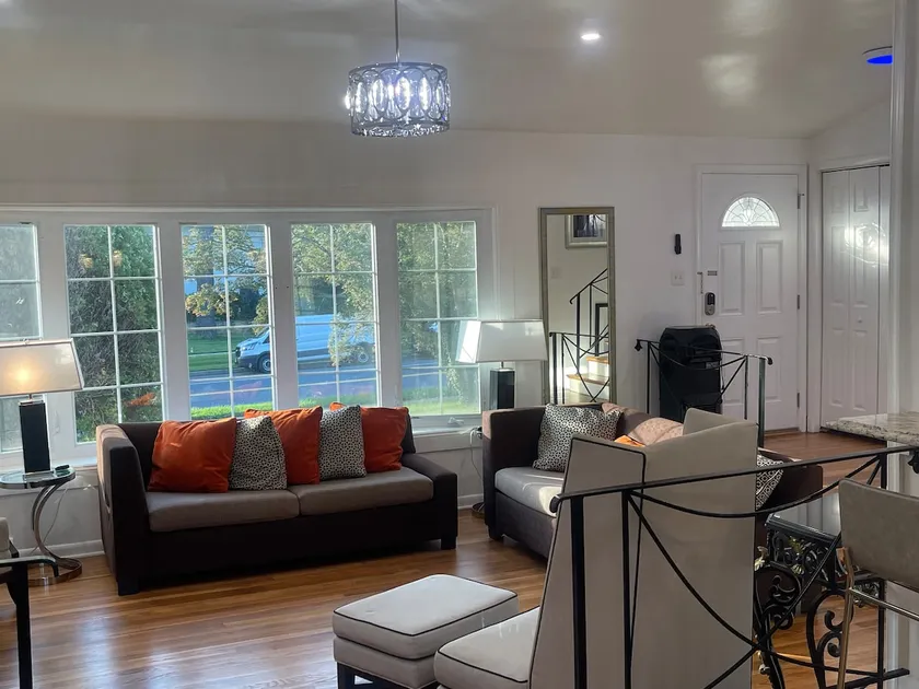 Sleeps 15! Huge Suburban Home near DC and Metro - Image 1