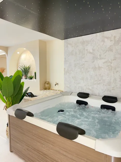 Romantic Jacuzzi & Movie Suite - Casacocoonspa - Image 1