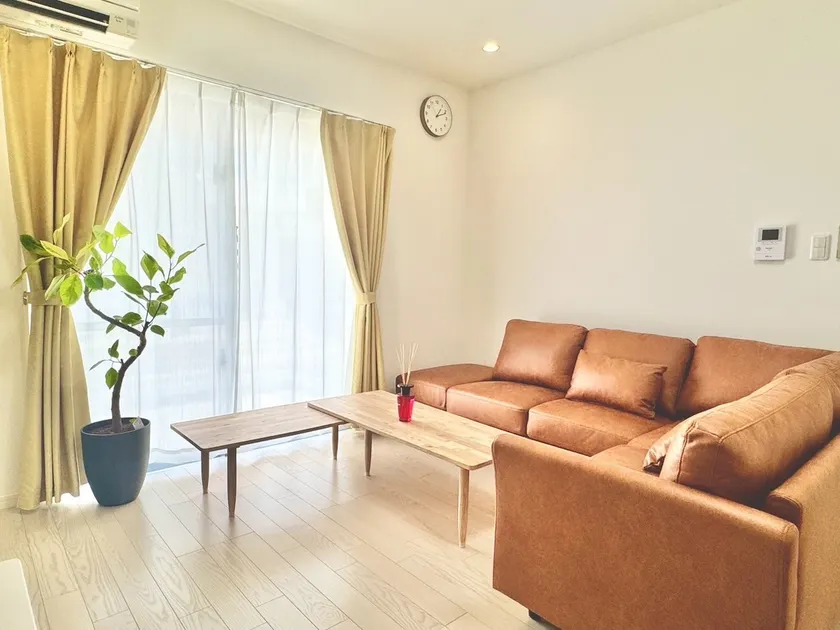 Uruma, Okinawa. Accommodates up to 9 people. BBQ. 1-minute walk to a natural beach. Comfortable stay in a spacious 3-room accommodation. - Image 1