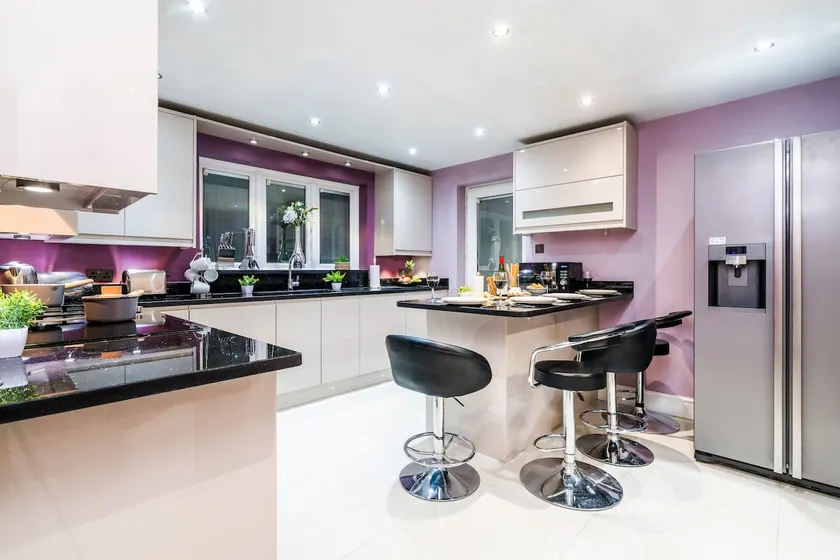 Halsey 4-Bed Luxury in Hemel: Business and Retreat - Image 1