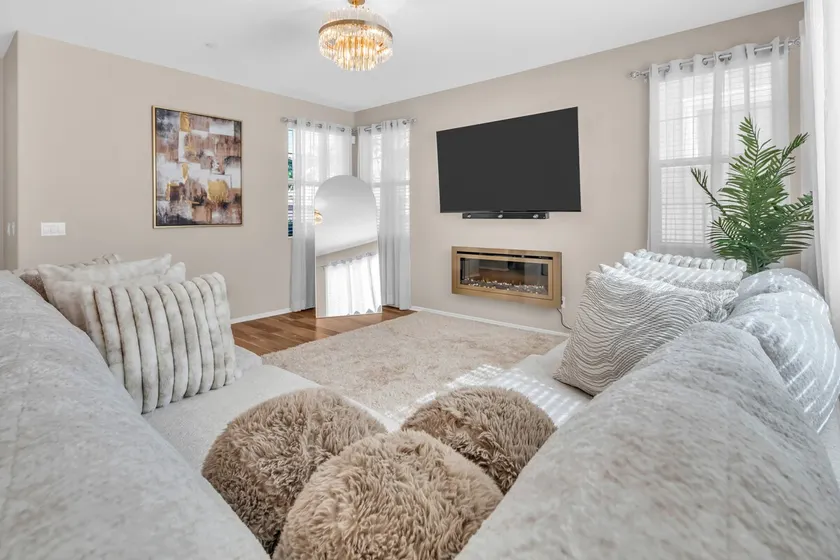 Stylish 3br 3 Bth w fireplace - Image 1
