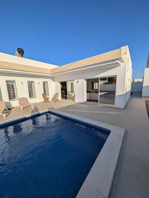 Modern and intimate villa, not overlooked - Image 1