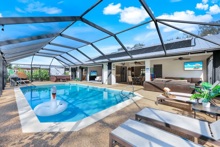 Sunny Naples Escape-Pool/ Hot Tub-9 min to beach - Image 1
