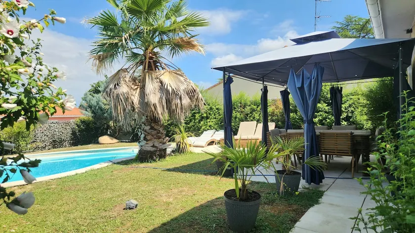 Cozy House With Pool - Image 1