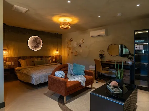 Entire Bobo Guesthouse-King Bed - Image 1