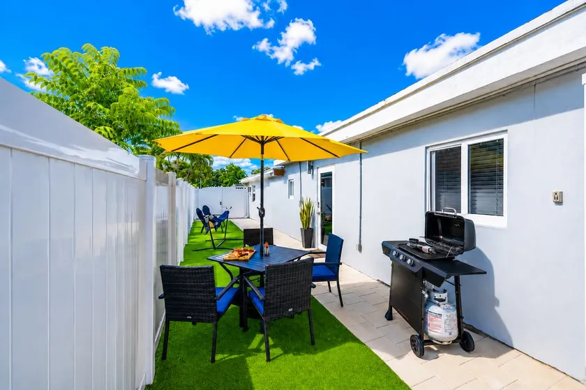 Modern Apt + Relaxing Patio/BBQ/Hammock/Hard Rock - Image 1