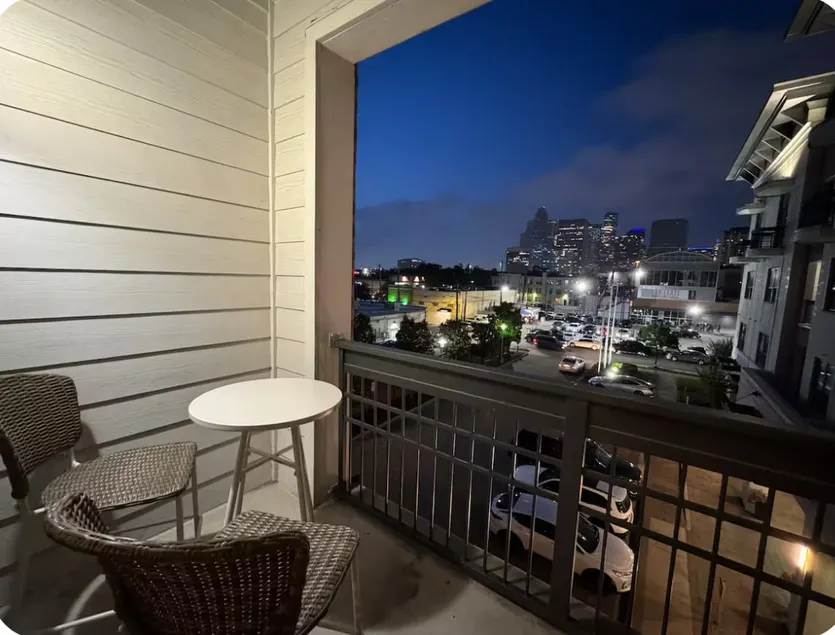 Luxury Houston Apartment - Image 1